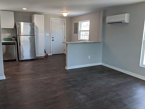 4th image of 143 E Catawba Ave APT C