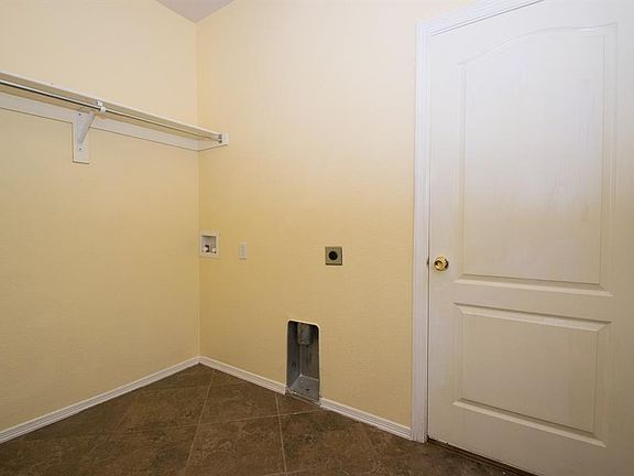 5th image of 921 Chestnut Ln
