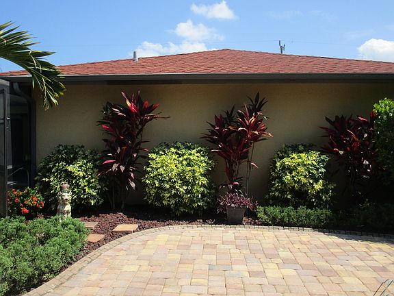 3rd image of 608 SW 51st Ter