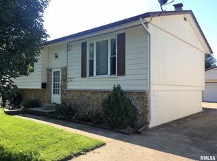 2404 Stokebridge Rd, Springfield, IL 62702