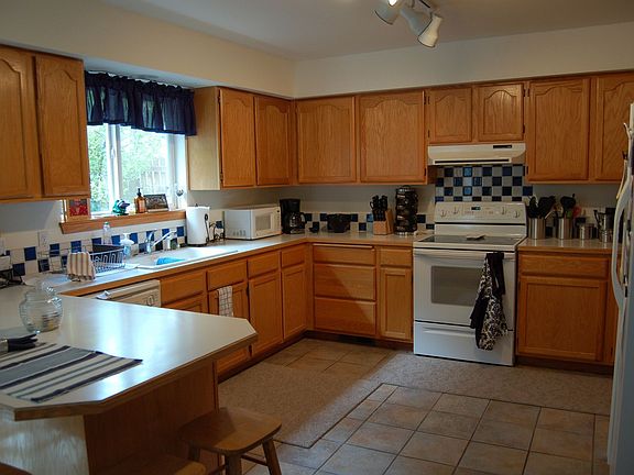 3rd image of 415 NW Robert St