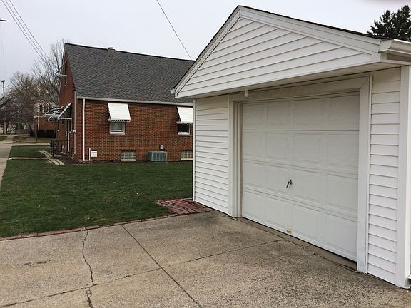 1 CAR GARAGE