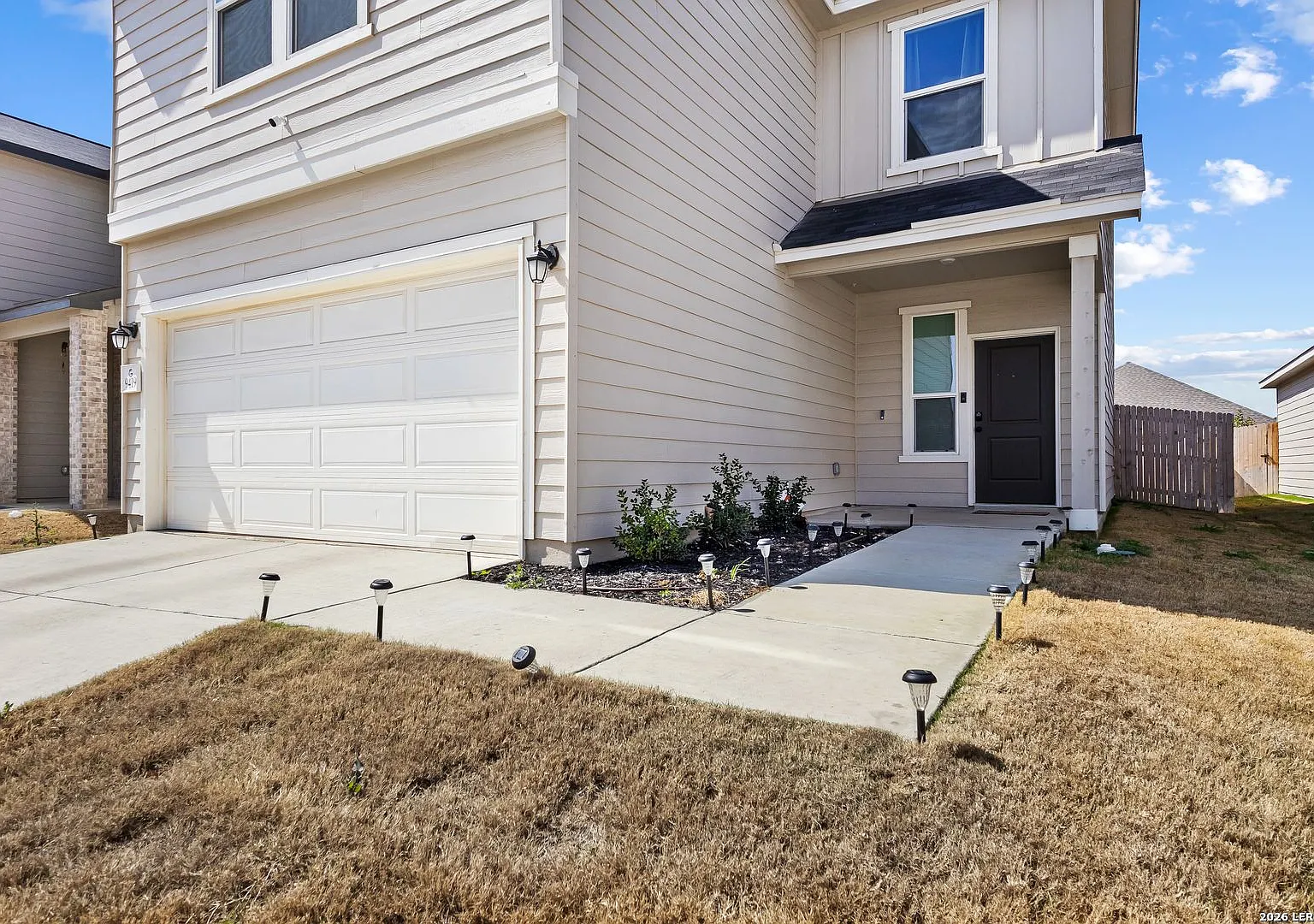Charming Home Awaits: Spacious & Modern Living in a Prime Location — Photo 2