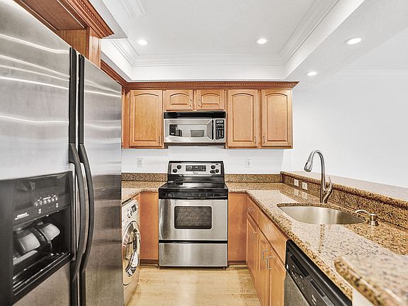 4th image of 151 NE 16th Ave APT 271