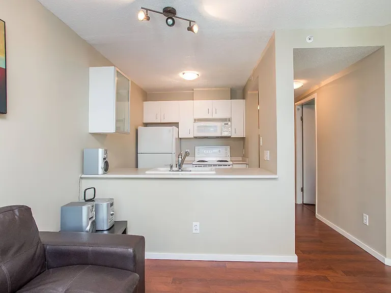 438 Seymour St #806 — Photo 5