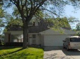 28250 E Larkmoor Dr, Southfield, MI 48076