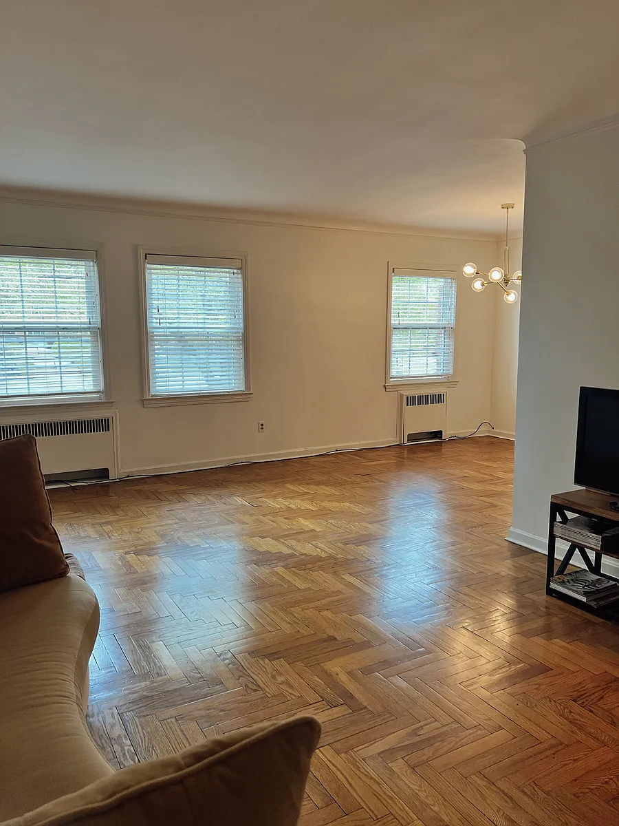 Building Photo - 15820 Van Aken Blvd #202