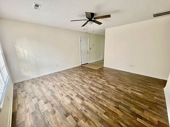 3rd image of 987 Pebble Rd