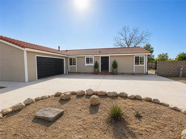 12546 Navajo Rd, Apple Valley, CA 92308