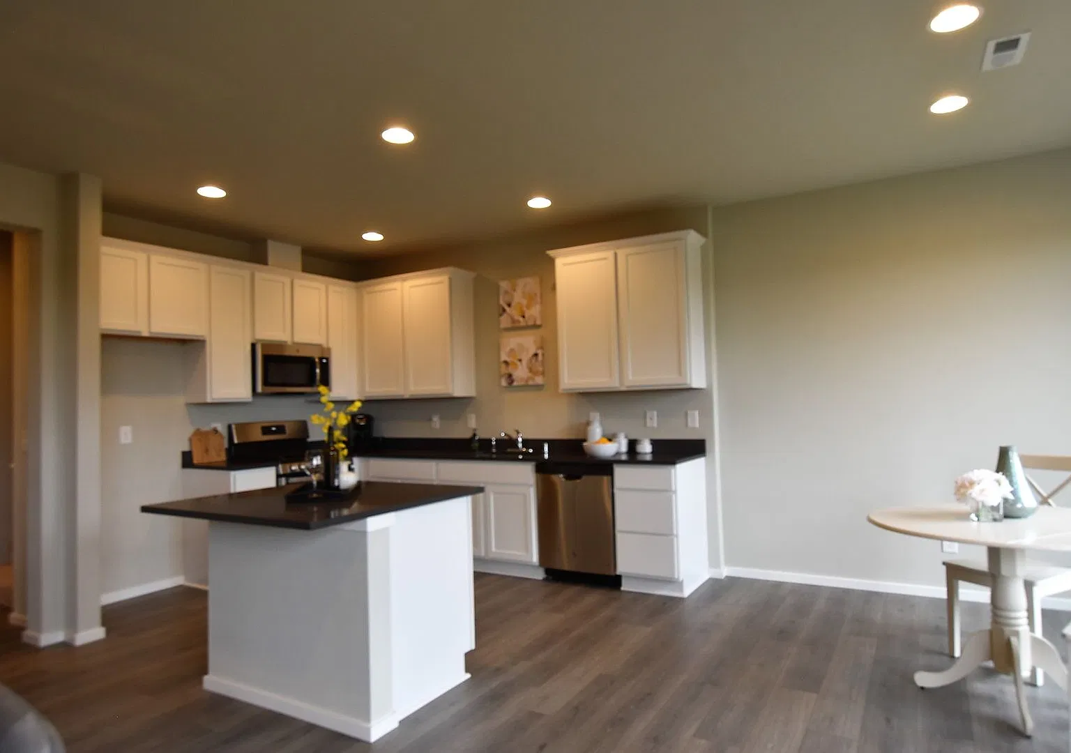 High End Townhouse next to Sports Complex and other Amenities! — Photo 3
