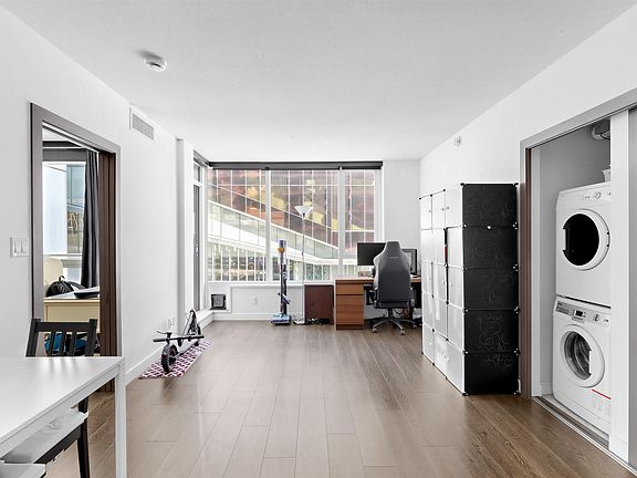 4th image of 38 Smithe St #351