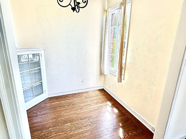 Unit #303-similar dinette room with fabulous natural light!