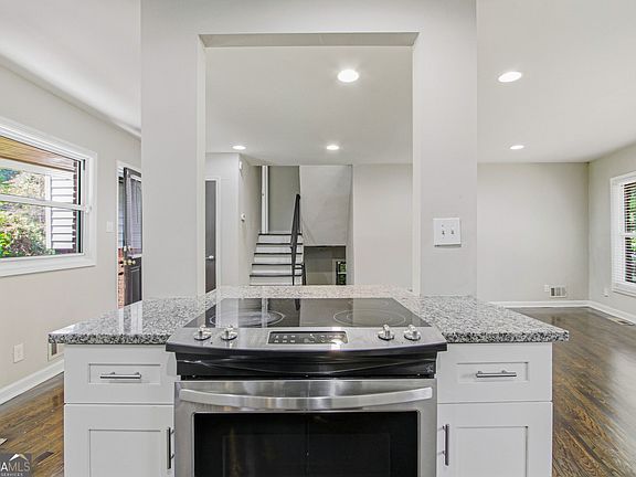 2nd image of 3454 Primrose Pl