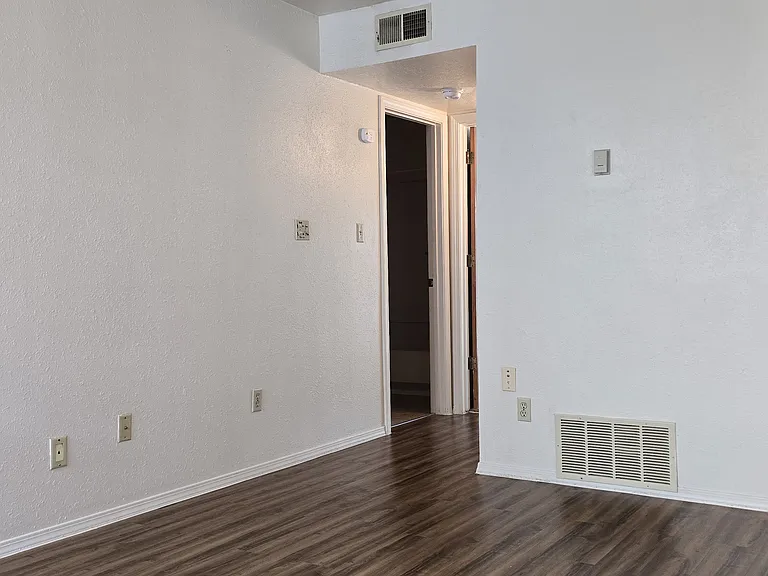 Updated Downtown 1 Bed w/ free WIFI & Gated Parking — Photo 28