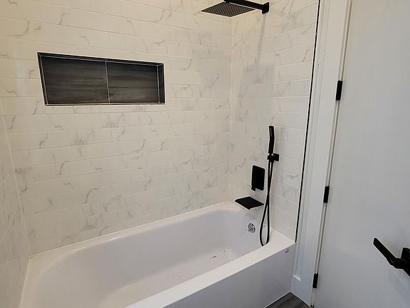 3rd image of 682 Whitney Ave #1