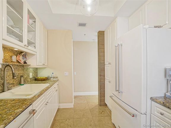 2nd image of 808 Brickell Key Dr APT 1006