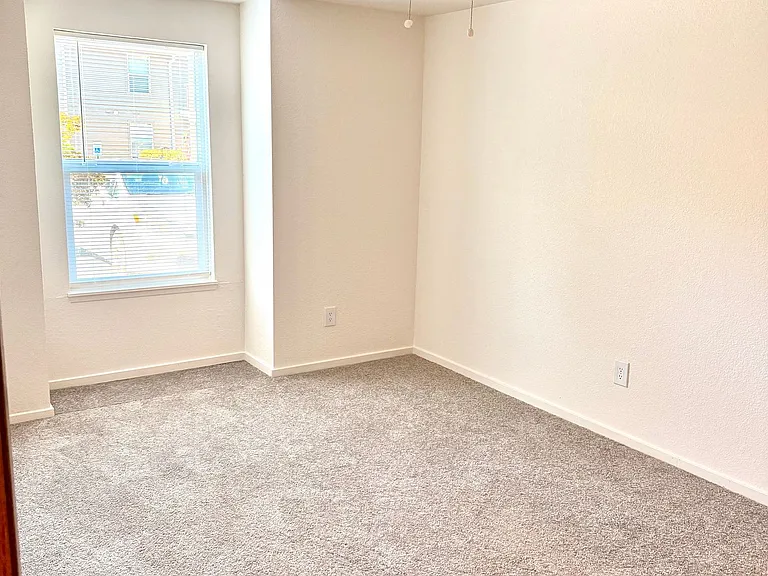 Eastway Circle Apartments — Photo 8