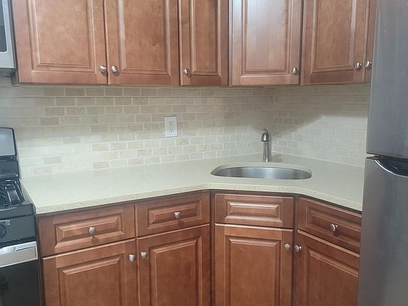 4th image of 415 Darlington Ave