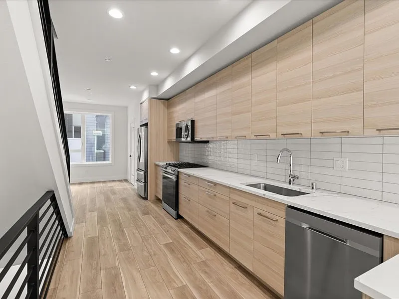 5 bed, 2224 sqft, $4,895 — Photo 2