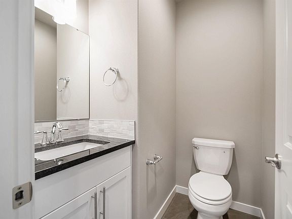 4th image of 4019 Queen St W