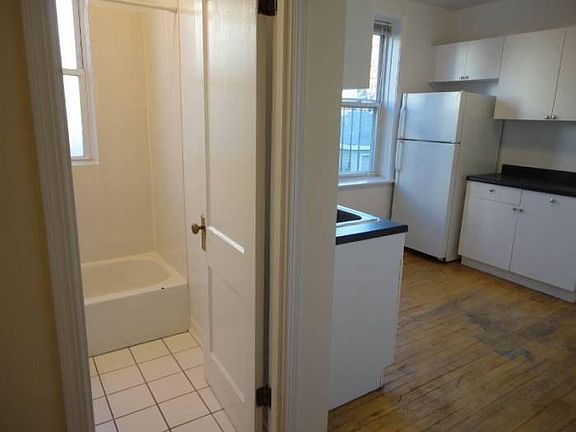 5th image of 3004 N Whipple St