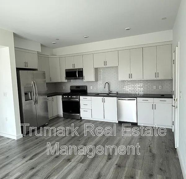 11408 Sarah St #205 — Photo 3