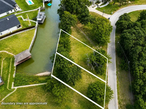 202 Seaside Dr, Mabank, TX 75156