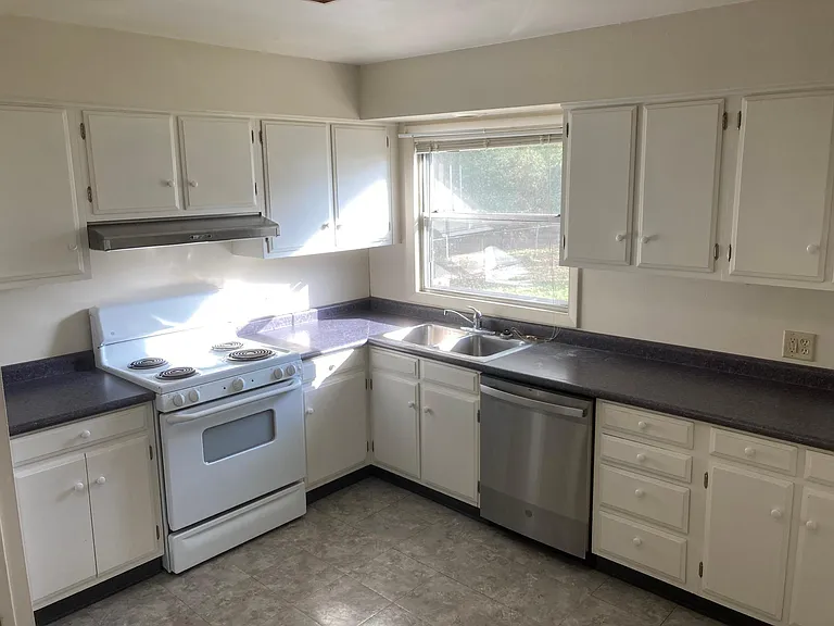 903 W Maple St — Photo 2