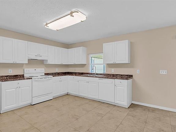 5th image of 134 SE Whitmore Dr
