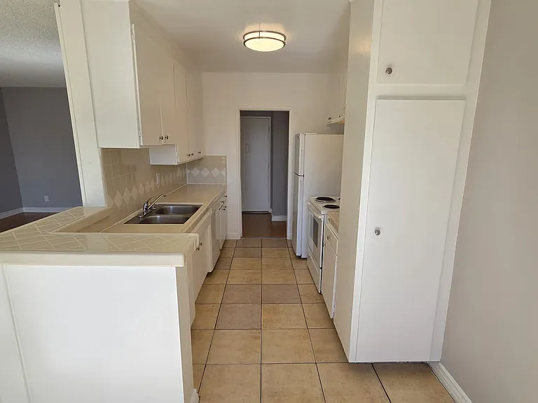 13955 Oxnard St — Photo 7