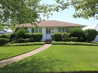 16 Cromwell Rd, Carle Place, NY 11514