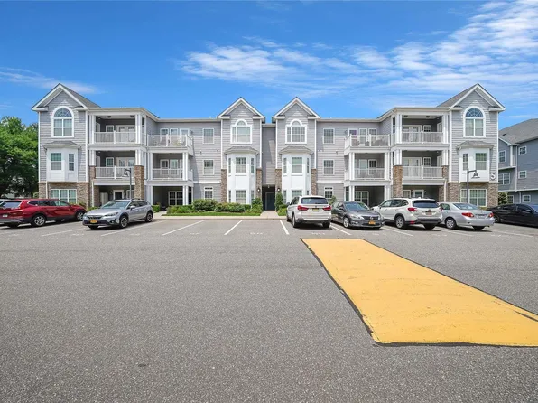 141 Clubhouse Circle #141, Melville, NY 11747