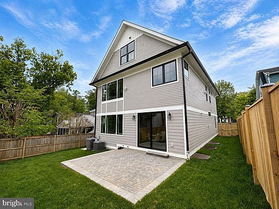 3rd image of 9909 Dickens Ave