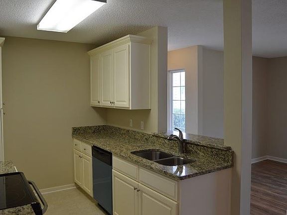 3rd image of 1921 Bent Grass Dr APT A