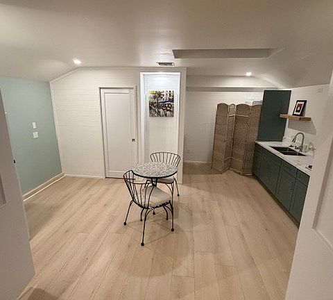 3rd image of 1031 E Tujunga Ave #A