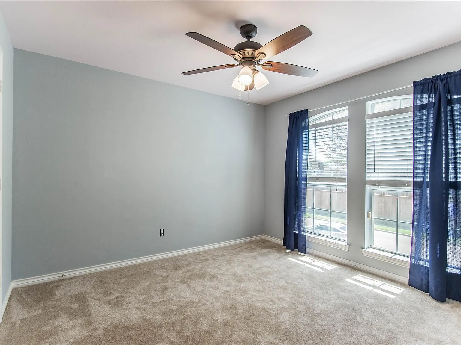 5 bed, 3377 sqft, $3,800 — Photo 2