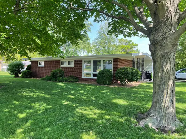 101 N 1st St, Roanoke, IL 61561