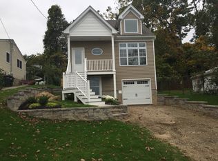 76 Lakeview Dr, Kings Park, NY 11754