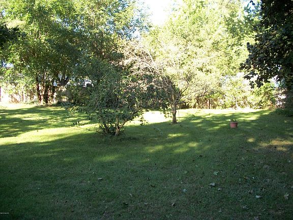 3rd image of 816 Allen Dr