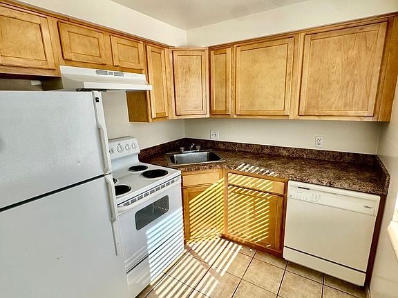 3rd image of 1020 Carr St #20-1