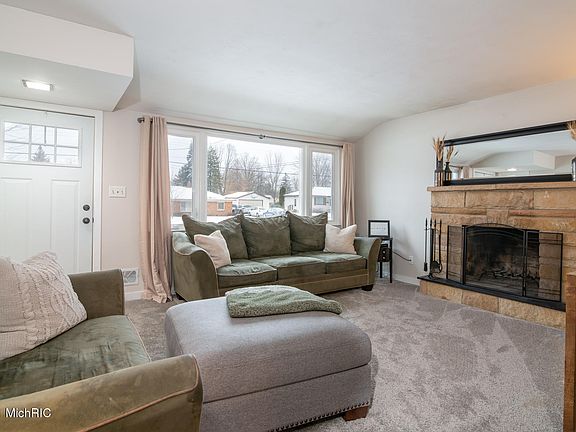 4th image of 3715 Shoshone Dr SW