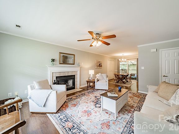 3rd image of 4015 Brookforest Ln