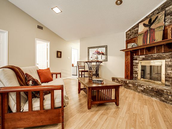 2nd image of 305 Candlewood Pl