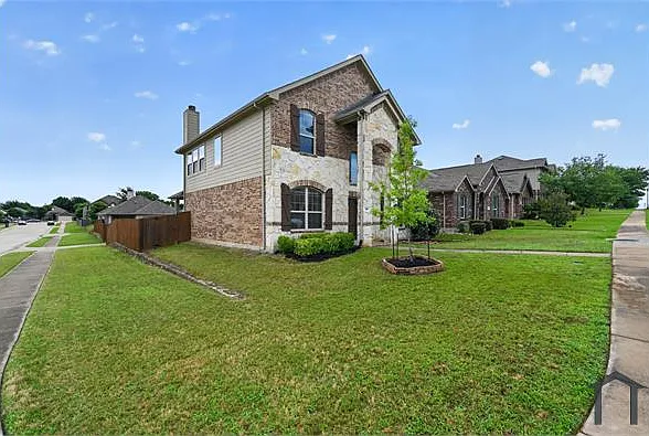 4 bed, 2500 sqft, $2,850 — Photo 2