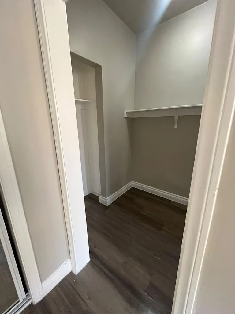 250 N Kenmore Ave — Photo 3