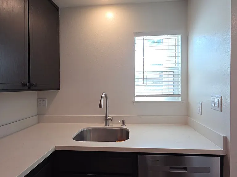 1918 Knolls Dr — Photo 3