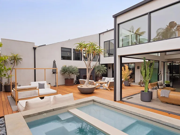 Gather with friends in the spacious outdoor area, for fresh air and good times!