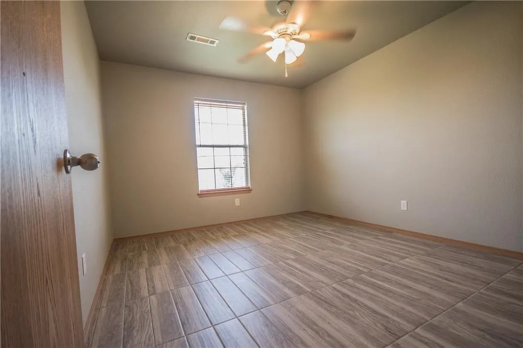 2 bed, 1000 sqft, $1,250 — Photo 3