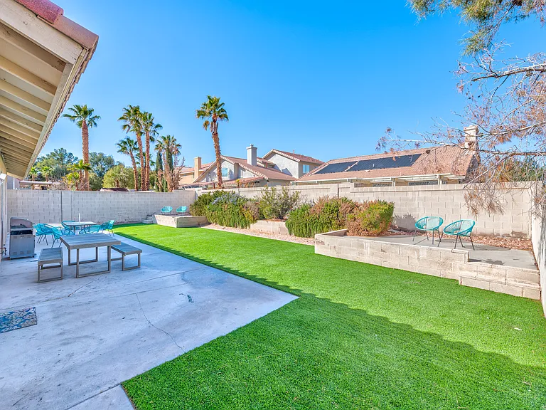 8704 Las Posas Ave — Photo 18