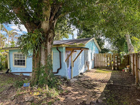2nd image of 988 SW 34th Terrace